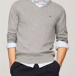 Tommy Hilfiger heather grey small men’s v-neck cotton sweater